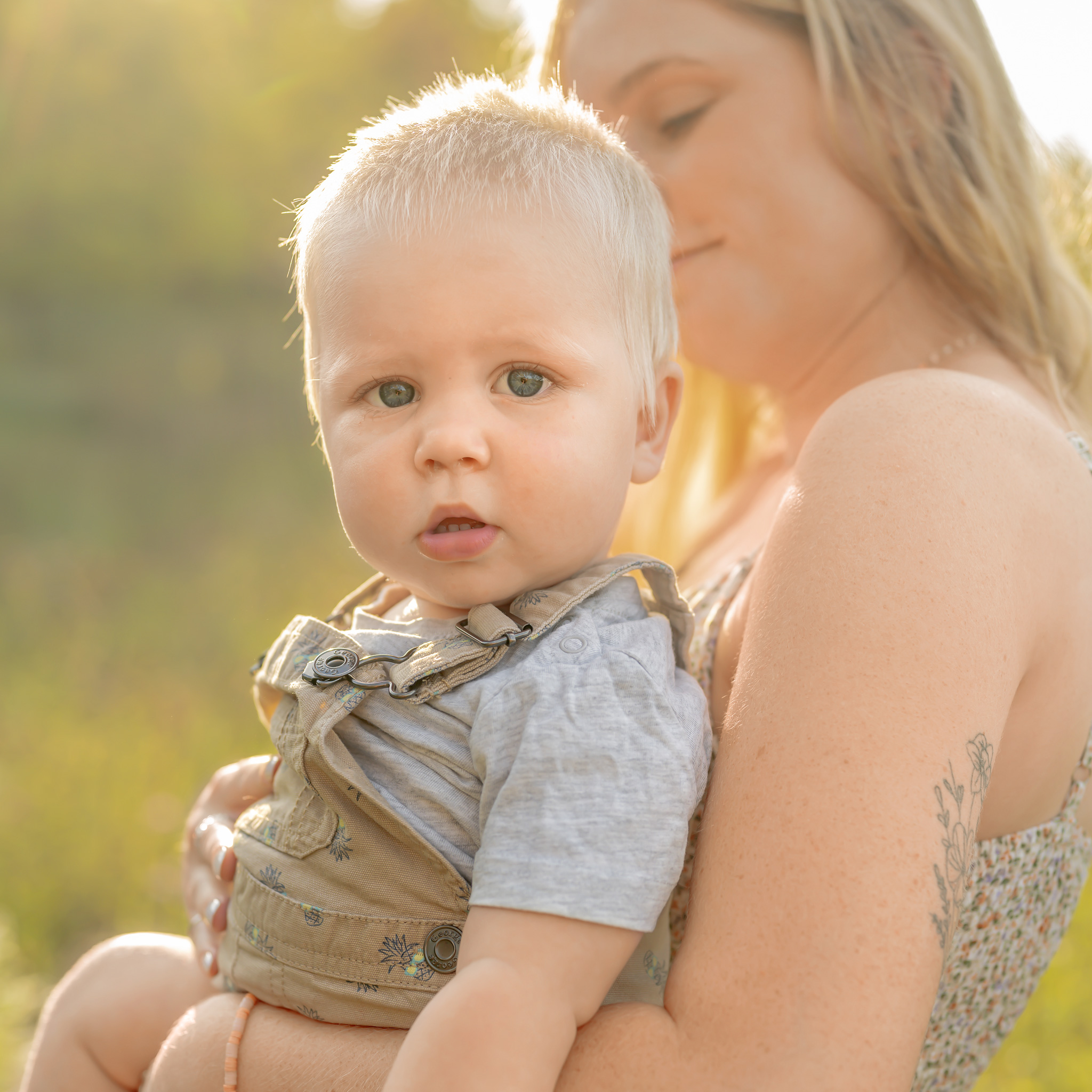 Outdoor photo session at a St.Catharines, Ontario park with toddler and mom