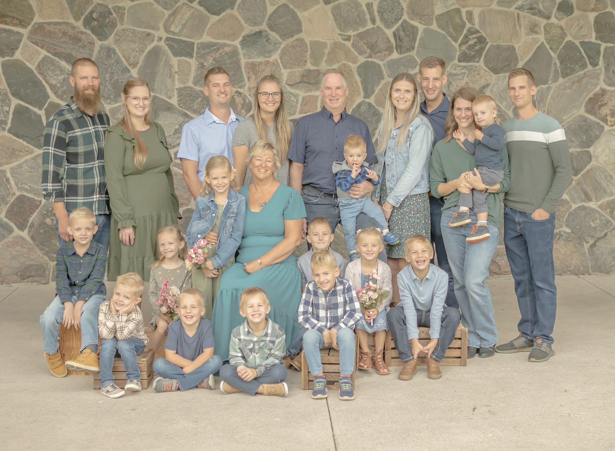 Extended family professional photo session at a Niagara region park