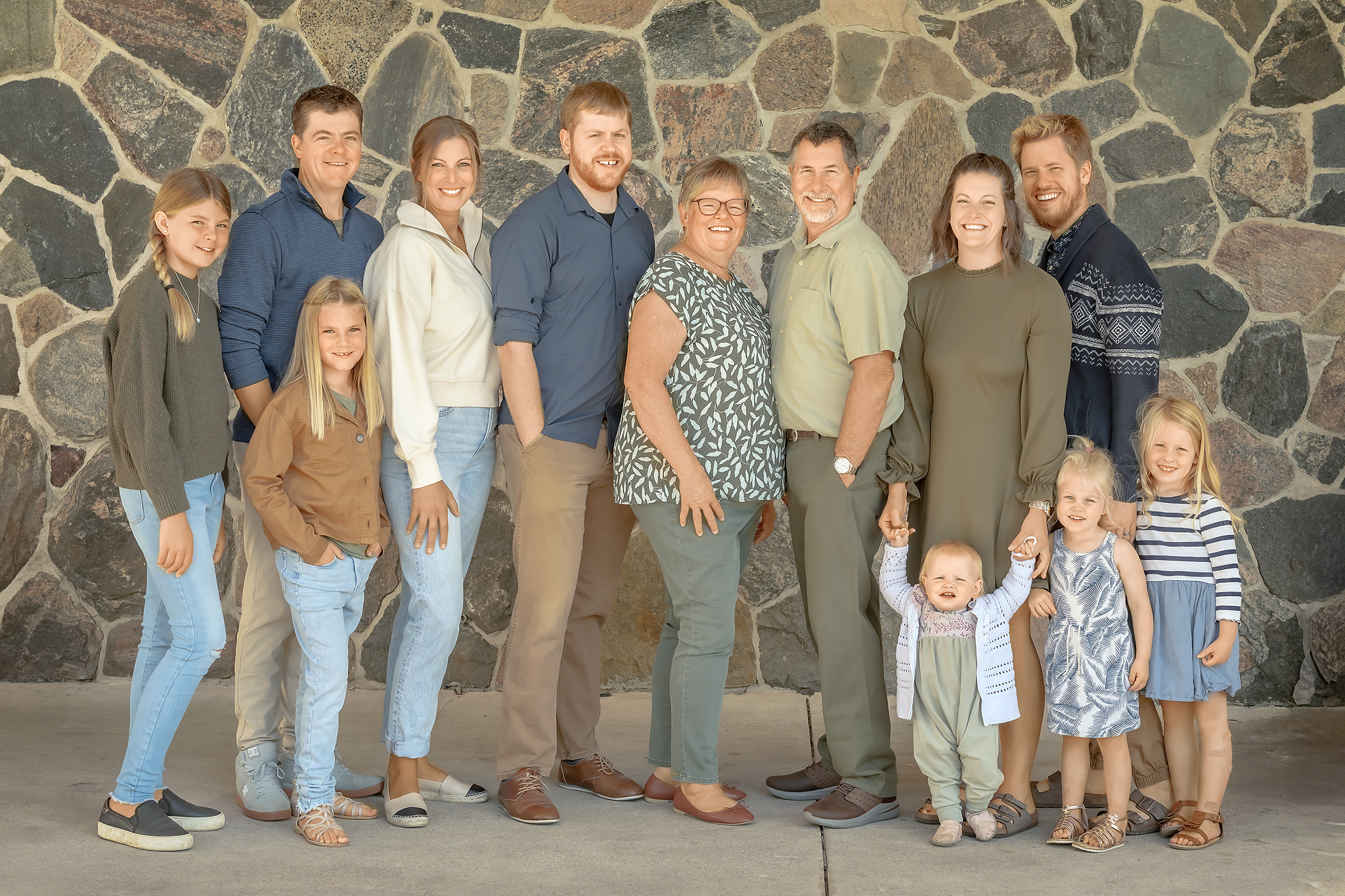Multigenerational family session at a park on Lake Ontario in St.Catharines