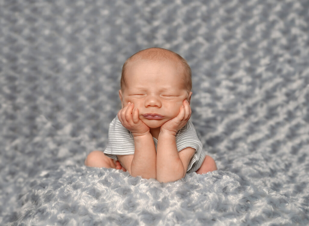 Froggy pose during a newborn sessions in St.Catharines, Ontrio.